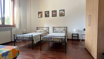 2 habitaciones, tabla de planchar con plancha, wifi y ropa de cama