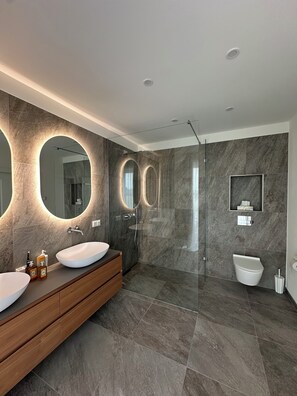 Ducha, secador de pelo, toallas y jabón