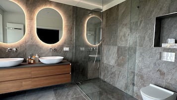 Dusche, Haartrockner, Handtücher, Seife