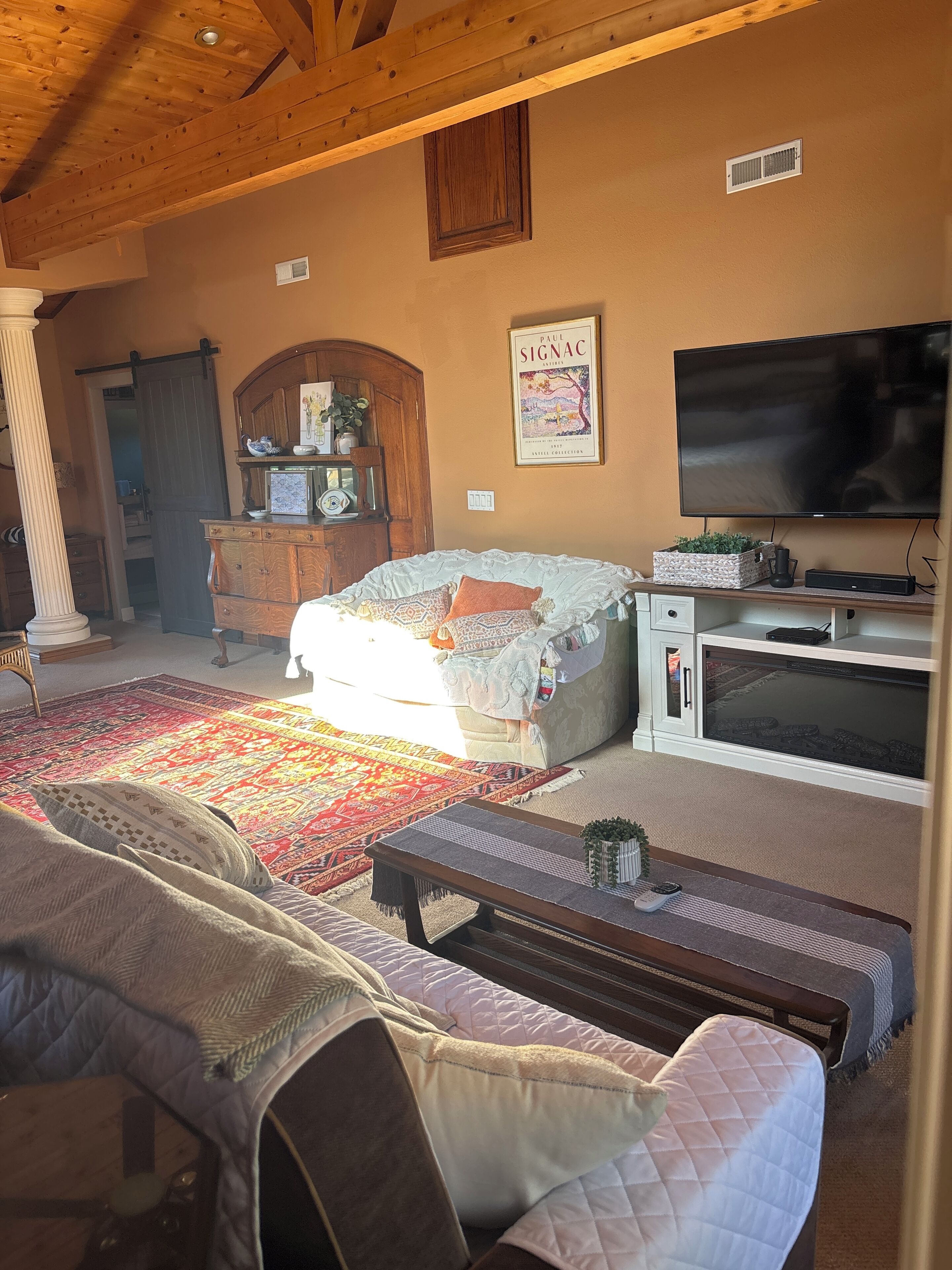 TV, fireplace