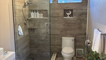 Dusche, Haartrockner, Handtücher, Seife