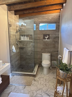Shower, hair dryer, towels, soap - Grand Studio with exclusive resort amenities. (Alpine)