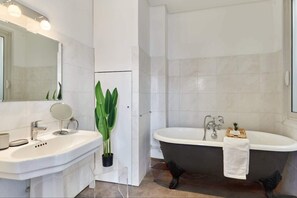 Ducha, secador de pelo, toallas