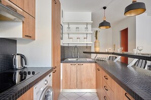 Frigorífico, microondas, horno y placa de cocina