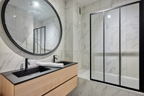 Dusche, Haartrockner, Handtücher, Shampoo