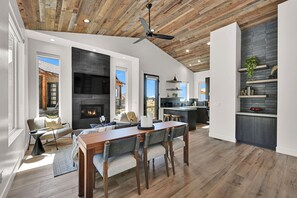 Tv, dvd-afspiller, bøger, stereoanlæg