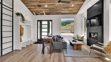 Fernseher, DVD-Player, Bücher, Stereoanlage