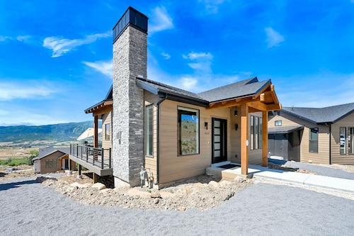 Eden Mountain Cabin with Hot Tub & Views
