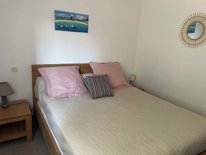 2 habitaciones, tabla de planchar con plancha, wifi y ropa de cama 