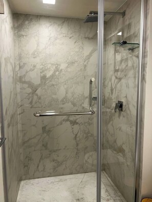Een douche, een haardroger, handdoeken, zeep
