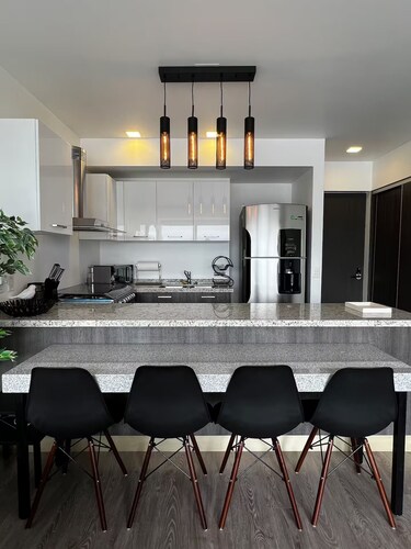 Luxury 1 bedroom 2 baths Downtown with Office