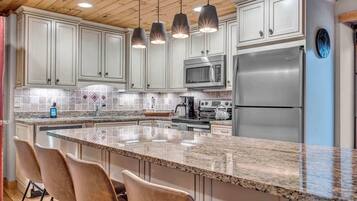 雪櫃、微波爐、爐具、洗碗機