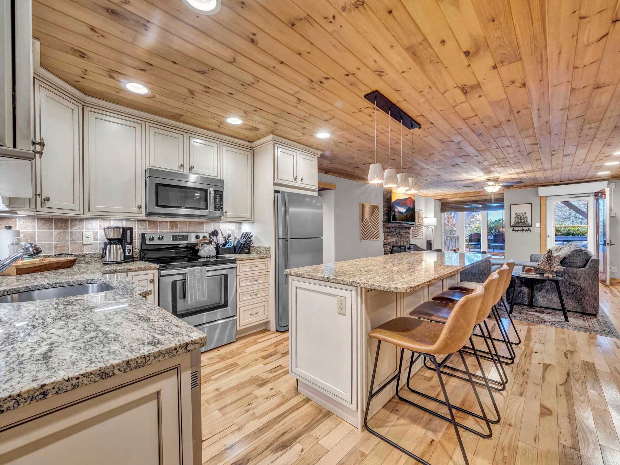 Réfrigérateur, micro-ondes, plaque de cuisson, lave-vaisselle