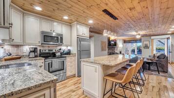 Fridge, microwave, stovetop, dishwasher