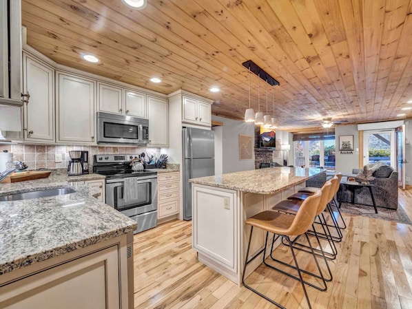 Frigorifero, microonde, piano cottura, lavastoviglie