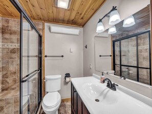 Douche, sèche-cheveux, serviettes fournies, shampoing