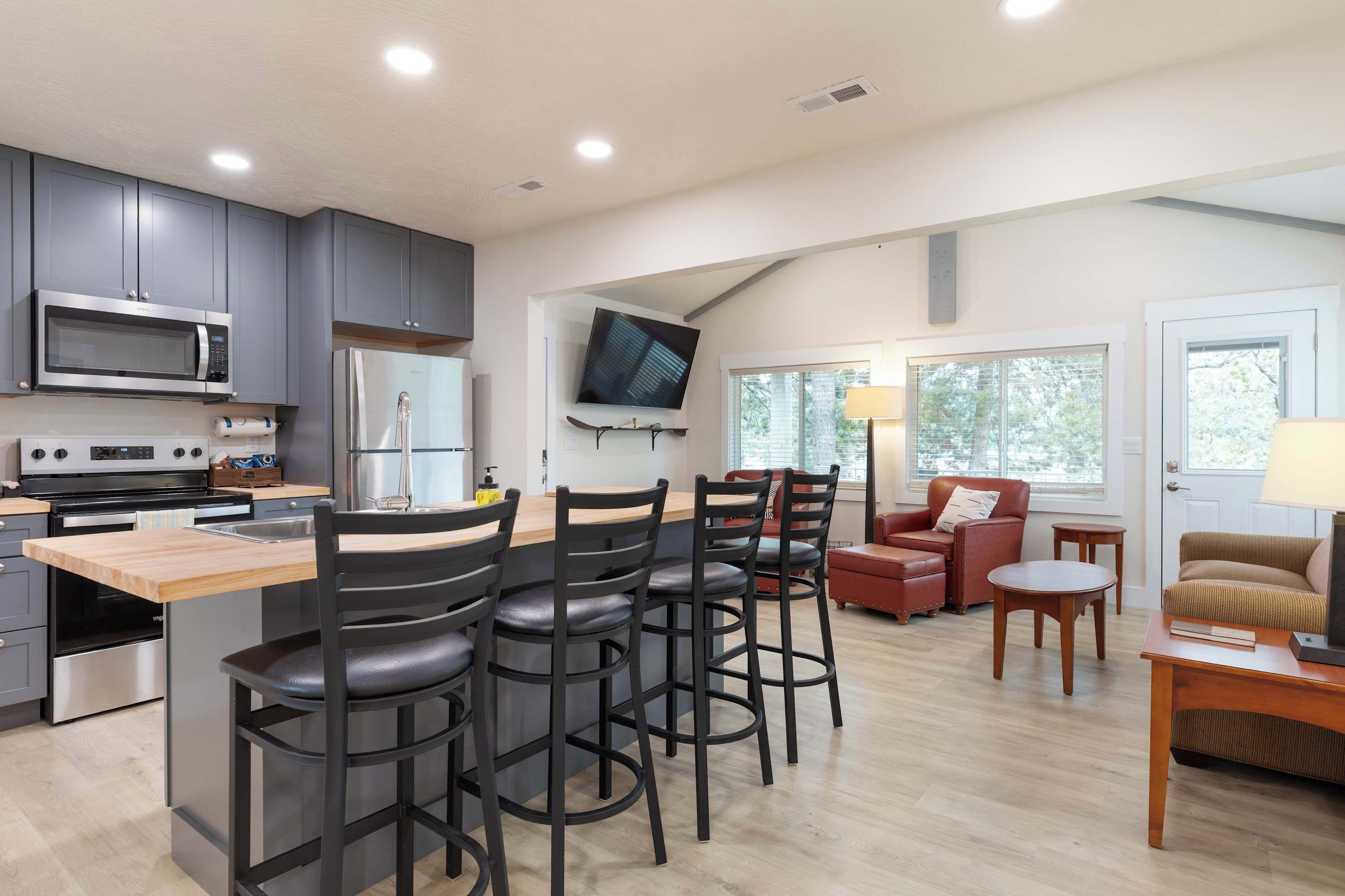 冷蔵庫、電子レンジ、オーブン、コンロ