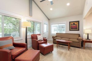 TV, offices - Lighthouse Lodge 3 | Lakefront | Sunrise Views + Private Dock | Peaceful Cove (Kimberling City)