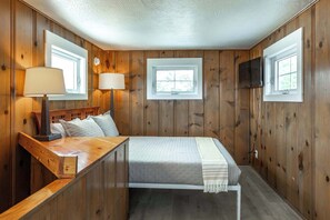 3 bedrooms, desk, WiFi, bed sheets