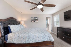 4 bedrooms, desk, travel cot, WiFi