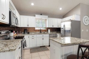 Geladeira, micro-ondas, fogão, cooktop