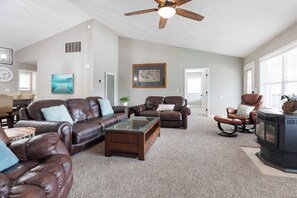 TV, fireplace, offices - Lighthouse Lodge - Captain's Quarter - Boat Slip Access (Kimberling City)