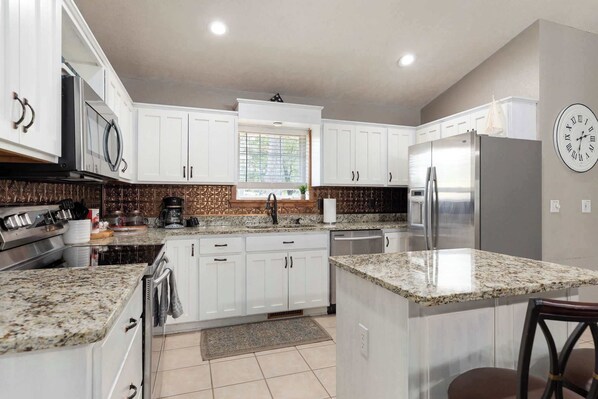 Fridge, microwave, oven, stovetop - Lighthouse Lodge Resort - The Captain's Quarter - Boat Slip Access (Kimberling City)