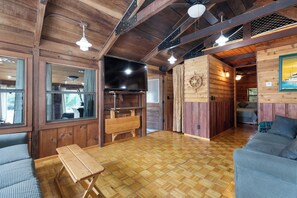 Een televisie en een kantoor