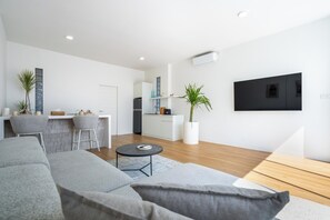Deluxe-hytte | Opholdsområde | 55-centimeters fladskærms-tv med digitale kanaler