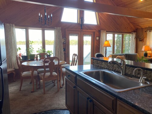 Cozy 1 BR, 1 Loft. 1 Bath Cottage 50’ from Lake