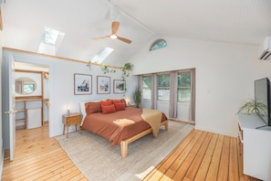 5 bedrooms, iron/ironing board, internet, bed sheets