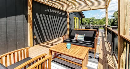ADA King Studio + Roll-in Shower | Pet-Friendly