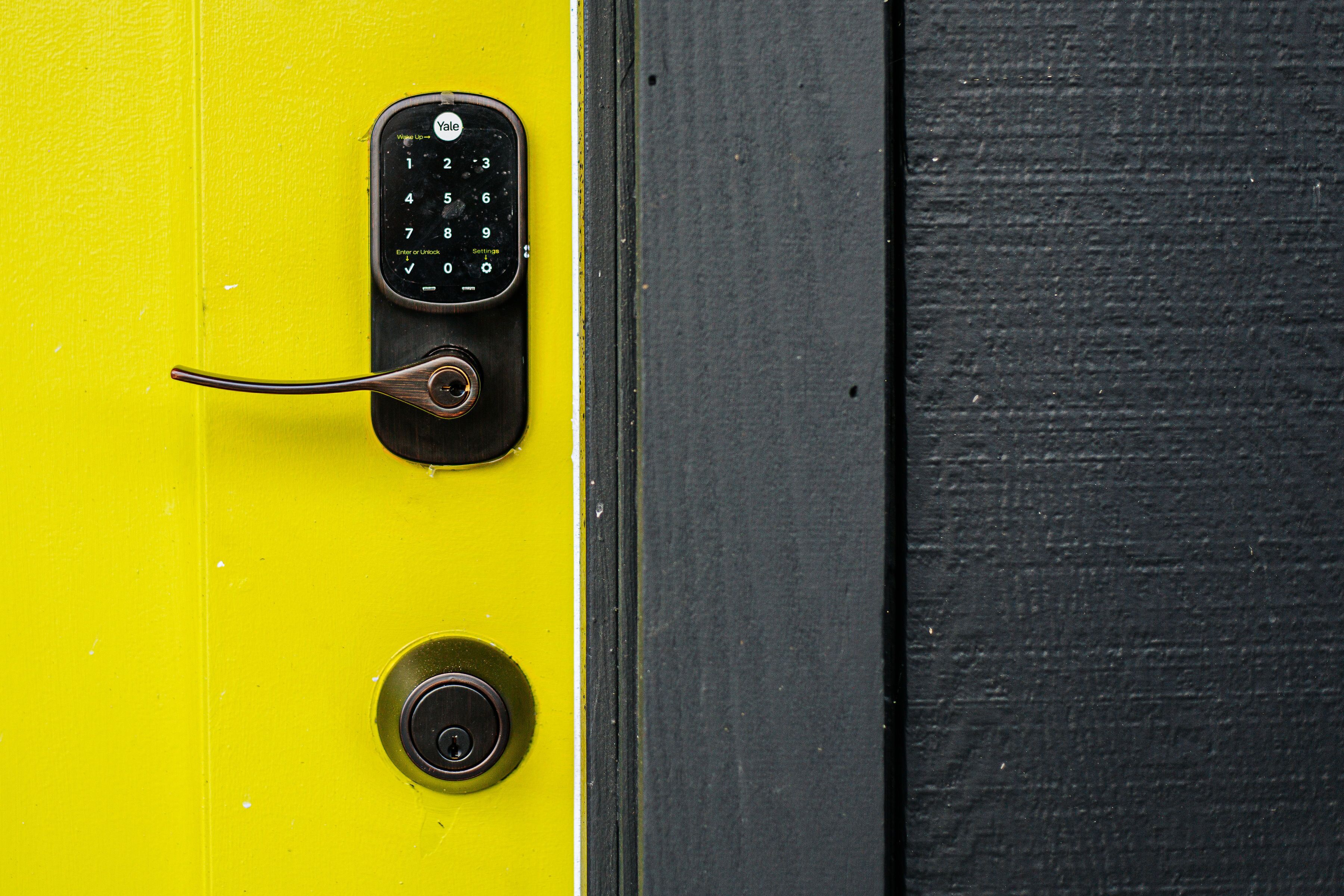 Une porte avec un panneau jaune et un cadre noir.