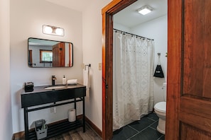 Secador de cabelo, toalhas de banho, sabonete, shampoo