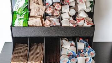 Una caja de almacenamiento con diferentes productos de café y bolsitas de té.
