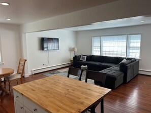 TV - Cozy Westchester Retreat Extended Stay (New Fairfield)