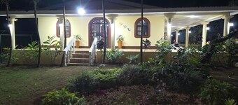 Newly Remodeled Villa Las Flores, 13 guests, 5 Rooms, 4 full bathrooms, AC