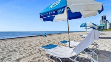 En la playa, camastros y toallas de playa