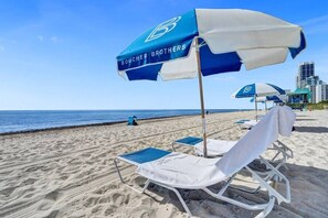 Plage, chaises longues, serviettes de plage
