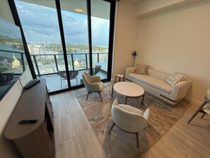 Smart-tv, een stereo, een computerscherm en een printer