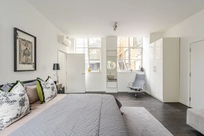 2 bedrooms, iron/ironing board, travel cot, WiFi