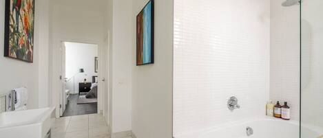 Sèche-cheveux, serviettes fournies, savon, shampoing