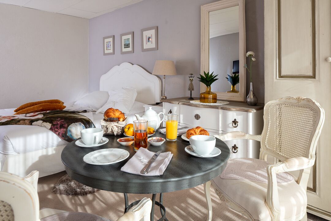 Classic Triple Room, Ensuite | Iron/ironing board, free WiFi