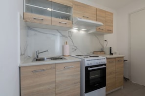 Departamento clásico, cocina, en el área del patio | Área de sala de estar