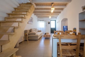 Departamento clásico, cocina, en el área del patio | Área de sala de estar