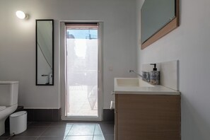 คลาสสิกอพาร์ทเมนท์, ห้องครัว, ติดสวนหย่อม | ห้องน้ำ