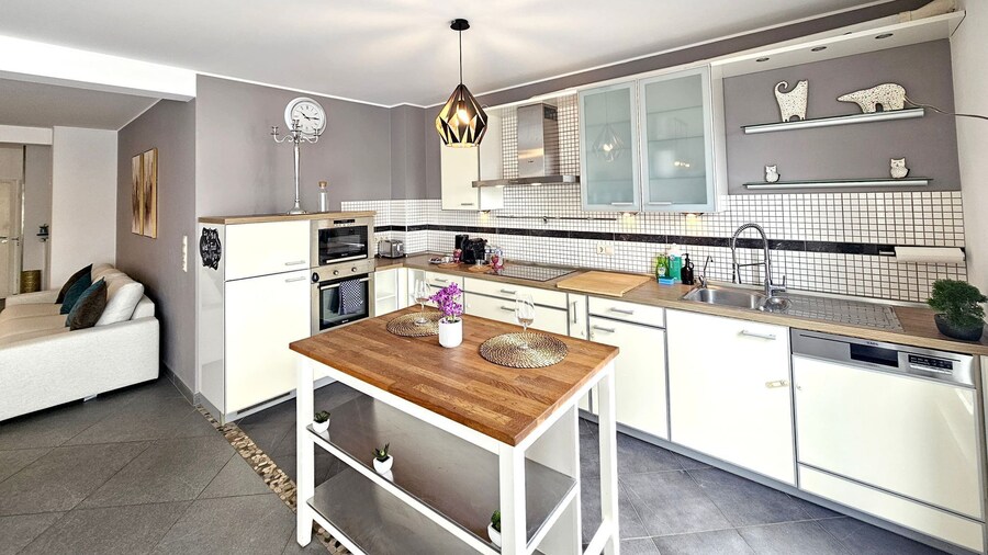 Well Appointed 2BR w terrace&parking