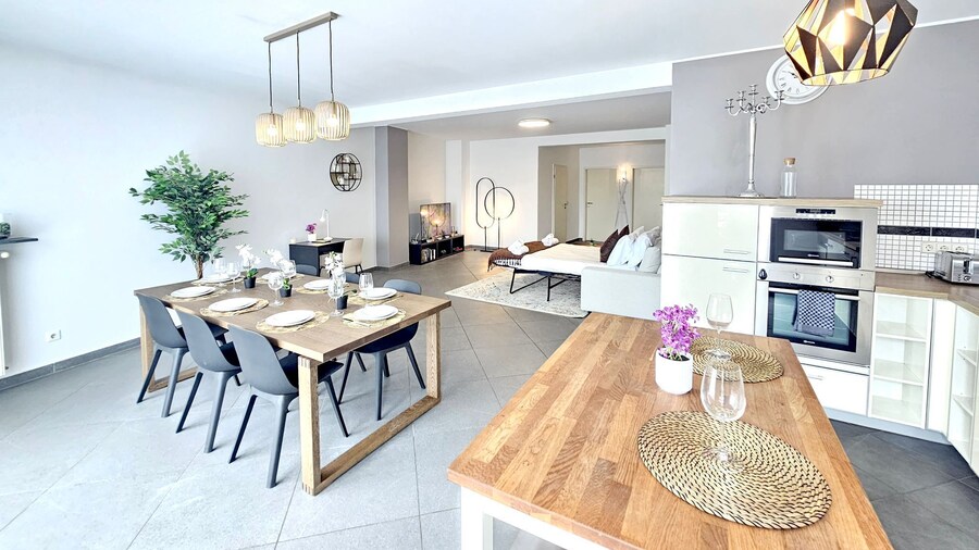 Well Appointed 2BR w terrace&parking