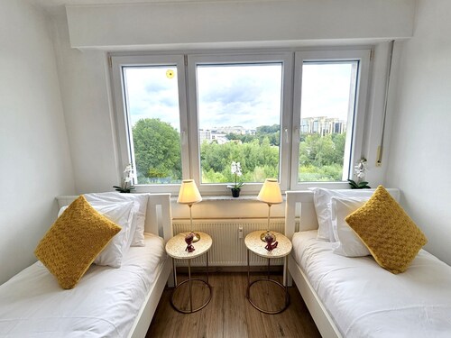 Well Appointed 2BR w terrace&parking