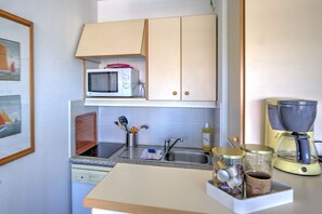 Réfrigérateur, micro-ondes, lave-vaisselle, cafetière/bouilloire